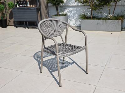 طقم طاولة طعام مربعة بإطار من الألومنيوم بأربعة مقاعد